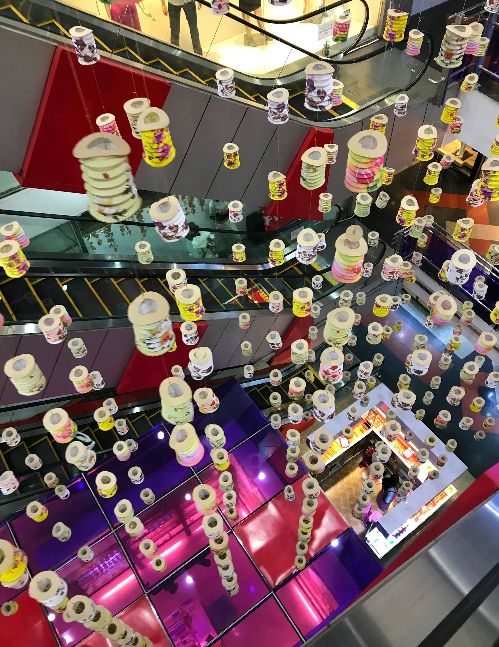 色彩世界中的純真與樂趣，小孩動漫圖片欣賞