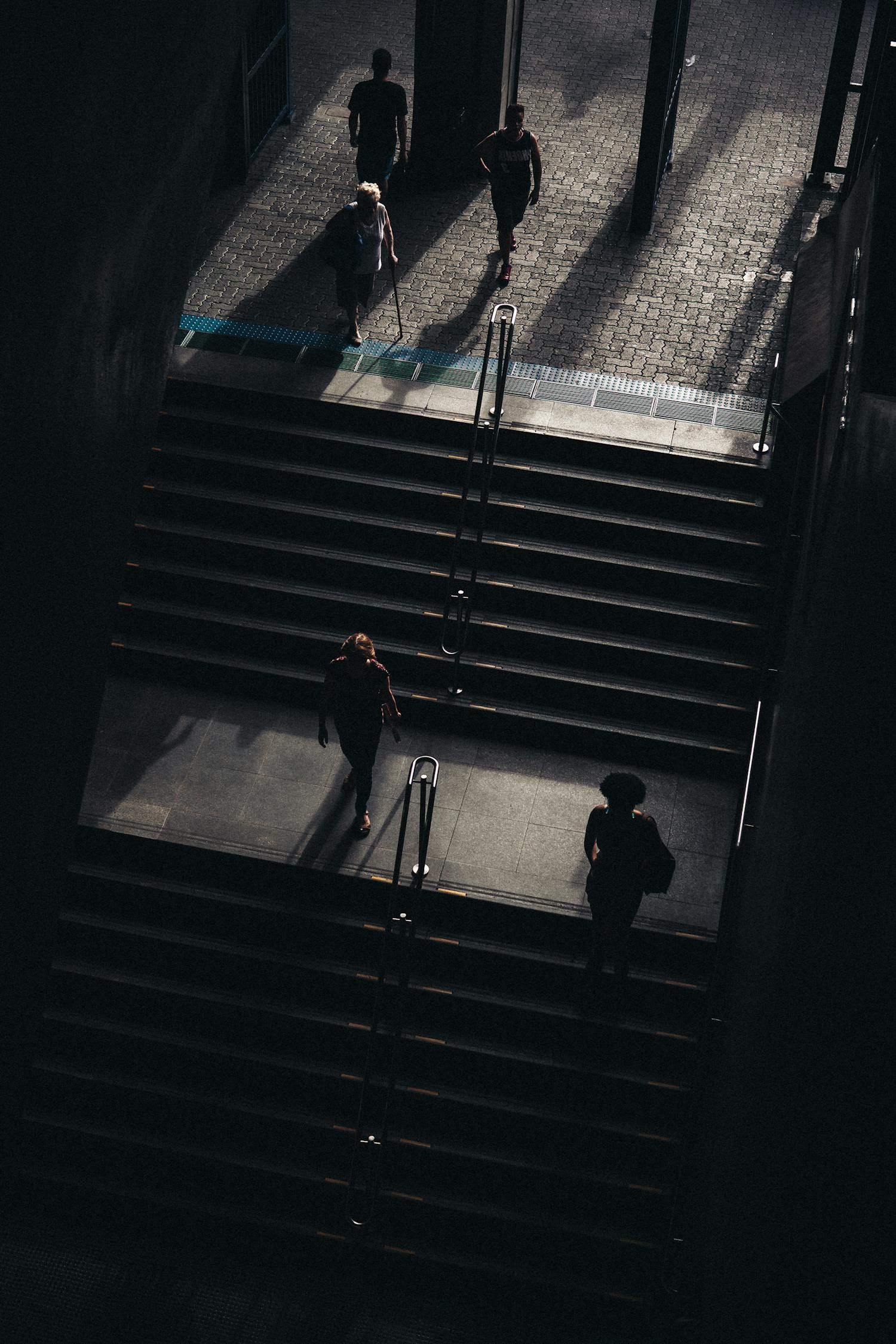 中間人電影，揭示現代社會灰色地帶與人性掙扎